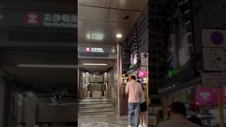 香港一日游攻略：尖沙咀地铁E出口直走过马路到维多利亚港，星光大道，钟楼，香港艺术馆，太空馆，海港城 。经天星码头坐船过对面中环摩天轮去太平山顶#维多利亚港#尖沙咀