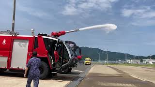 海上自衛隊、第23航空隊所属の大型化学車による放水実演の様子❗️空港用化学車の放水シーン‼️