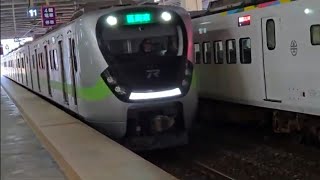 4119次瑞芳發車經由宜蘭線開往樹林的銀綠色微笑號EMU900型十輛一編組EMU946區間車，和1132次新竹發車經由西部幹線開往基隆的銀綠色微笑號EMU900型十輛一編組EMU923區間車