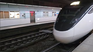 442次樹林發車開往台東的EMU3000型十二輛編組EMU3008皮蛋豆腐騰雲號紅色帶新城際自強號列車，和2033次七堵發車經由海線開往彰化的銀綠色微笑號EMU900型十輛一編組EMU911區間快車