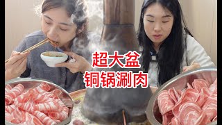 东北铜锅涮肉也太实在了，满满一盆没有冰块！配上特色烧烤，雪天的标配～