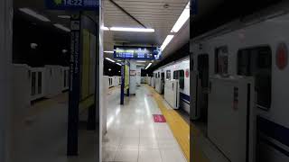 副都心線【東新宿駅3番線を電車が通過する放送＆英語放送】