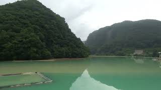 草津温泉・湯畑の下流のダム、温泉が溶け込みエメラルドグリーン、上州湯ノ湖・品木ダム　群馬県心霊スポット