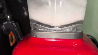 Liquidificador KitchenAid K400 com copo vazando