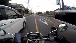 脇道から何も考えずに飛び出してくる車。バイクで回避【ドラレコ】