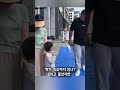 엄마의 손을 잡은줄 알았던 아이😂