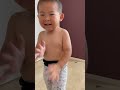 １人でお着替え練習中👕の２歳児　 shorts