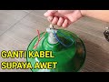 Ganti kabel pada fitting lampu murah seperti ini supaya awet