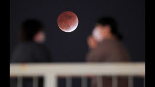 夜空に浮かぶ赤銅の月  部分月食、97％が影に