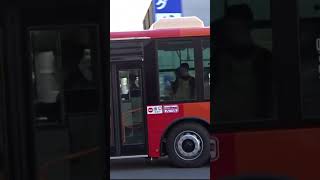 20241206🟥🟧神奈中バス藤沢営ふ55（湘南200か2465/2PG-MP38FK）🚌藤沢駅にて