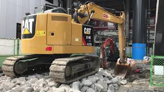 京急線金沢八景駅仮設通路だった場所のコンクリートの瓦礫の上に乗っているショベルカー！金沢八景駅駅名看板と停車中の下り普通浦賀行きの電車！