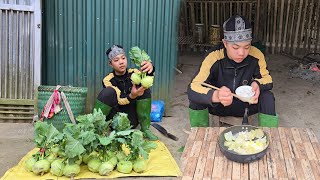 The boy sells vegetables on the roadside, making a living by farming and raising livestock.