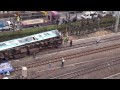 横転したjr京浜東北線と行き交う東海道本線 川崎駅脱線事故現場より