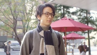 中村倫也、スーツ姿で軽快なジャンプ！カジュアルとオフィス2つのスタイルに変身　ABC-MART『HAWKINS TRAVELLER』新TV-CM