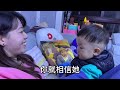 2岁萌娃想吃棒棒糖，卖萌耍宝讨好妈妈，铁石心肠也招架不住啊【大眼妹与小海豚】