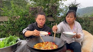 I stewed a pot of spicy chicken today今天和老媽去撿些板栗，回家做一鍋香辣雞兩人吃過癮