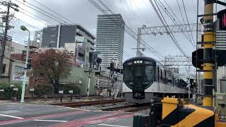 京阪3000系3001F 快速急行淀屋橋行き 香里園発車 香里学校道踏切にて