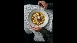 Σπιτικά τορτελίνια σε ζωμό Grana Padano.