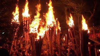 巨大なたいまつが夜空を照らす「鞍馬の火祭」