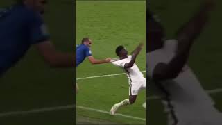 Chiellini vs Saka 😱