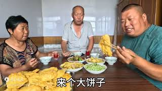 农村老妈贴大饼子，小园豆角炖粉条一锅出，东北农家饭造的挺香！