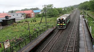 雨の降る中、御影駅を発着する上り新得行き、DECMO（JR北海道 H100形）根室線にて