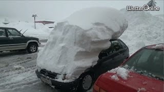 Schneemassen in Österreich - Blockierte Straßen und Wege