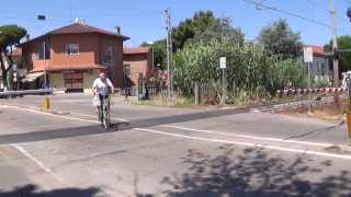 Passaggio a livello con semibarriere di via Martiri Fantini in HD - Cervia (RA) / Level Crossing