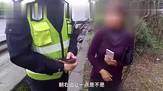 女司机变道翻车还埋怨对方不让道，真是“佩服”啊！