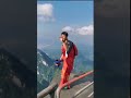 qui ose sauter comme cet homme incroyable peut voler à 2000 mètres d altitude