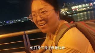 一家人第一次来香港，跟在姑娘后面听姑娘讲解，外婆开心的像孩子