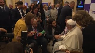 El papa recibe en El Vaticano a artistas como J Balvin y mexicanos Verástegui y Acha