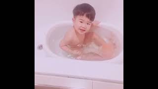 【俏王子faceKids】Marcus弟弟 1 year old 新花開的泡澡 comfortable bath