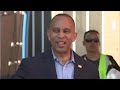 leader hakeem jeffries says he s still behind president biden in 2024 campaign