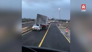 Vrachtwagen kantelt tijdens storm op N207 tussen Alphen en Leimuiden