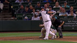 OAK@SEA: Valencia clubs a three-run home run