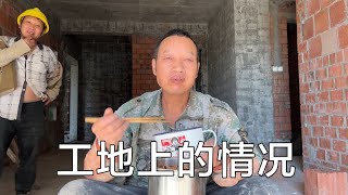 农民工干饭了，肉丝配白米饭，聊聊工地上的情况