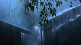 〚トタン屋根で雨音を聞いて寝る〛夜の霧の森のトタン屋根の周りに響き渡る激しい雨と雷の音で不眠症を克服- 暗闇での 1 時間のホワイト ノイズ