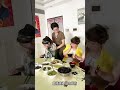 这辈子从来没有打过妹妹，这次真的是忍无可忍了～小妹因身体虚弱，提前辍学一直留在农村，今天是二姐生日，条件不好的小妹拿不出好的礼物，饭桌上的现实真的让人心寒至极！ 兄弟姐妹 记录真实生活