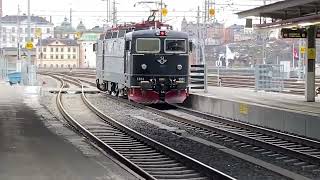 Rc6 locomotive moving to the opposite end of a regional train at Stockholm Central