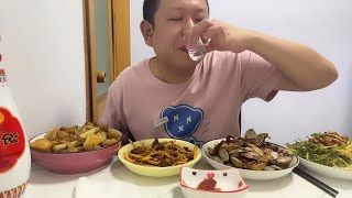 今天的菜都是我爱吃的，土豆炖豆角，回锅肉，辣炒花蛤，拌花生米，一个人一杯酒，迷迷糊糊又一宿