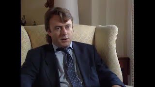 Christopher Hitchens examines democracy in America - 1992 documentary