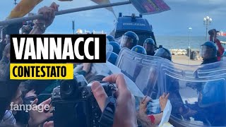 Vannacci contestato a Napoli, tafferugli con la polizia: "Non bisogna ignorare omofobi e razzisti"