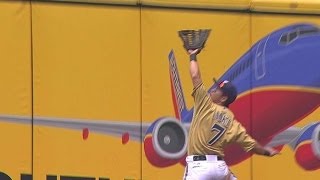 PHI@MIL: Aoki makes a great grab at the wall