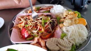 ส้มตำถาดปูปลาร้า ไก่ย่างขึ้นชื่อ ร้านสมนึกไก่ย่างทางเข้าวัดไร่ขิง papaya salad and grill chicken