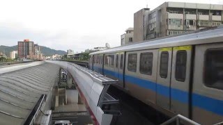 台北捷運301型改裝車往象山離開芝山站