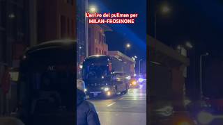 MILAN-FROSINONE, la carica dei TIFOSI all’arrivo del PULLMAN 🔴⚫️ | #Shorts