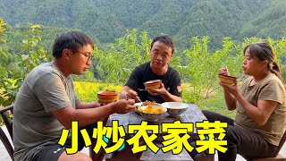 冬宝钓了一天马蜂，妈妈搞两道农家菜，一家人大口吃起来【湘西冬宝】