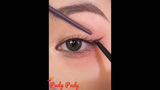 Vẽ eyeliner bằng bút sáp kẻ mắt