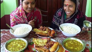 Ghugni Muri(Puffed Rice) Eating with Egg Omelette, Beguni and Peyaji